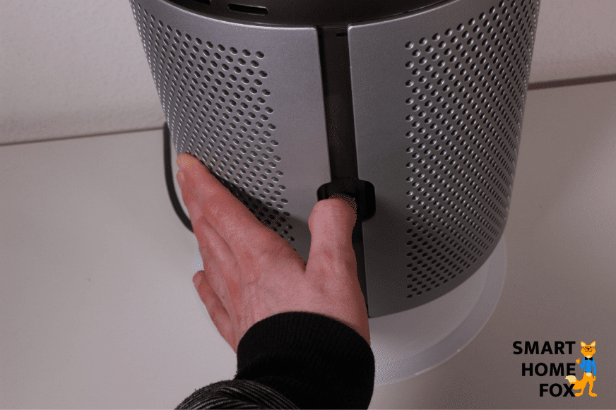 Die Verkleidung des Dyson Luftreinigers wird  abgenommen